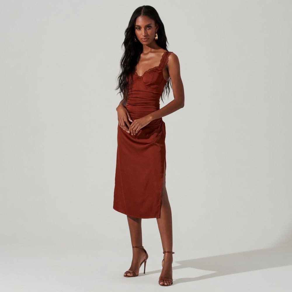 ASTR the Label Alva Ruched Lace Trim Midi Dress Rust‎ Satin ACDR101003B Womens S